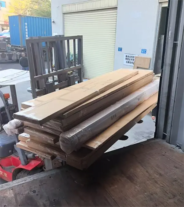 ชั้นวางเสื้อผ้าถูกส่งไปยังดูไบเรียบร้อยแล้ว